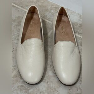 Vionic Women's Willa II Slip-On Cream Leather Flat shoes (Size 6.5)